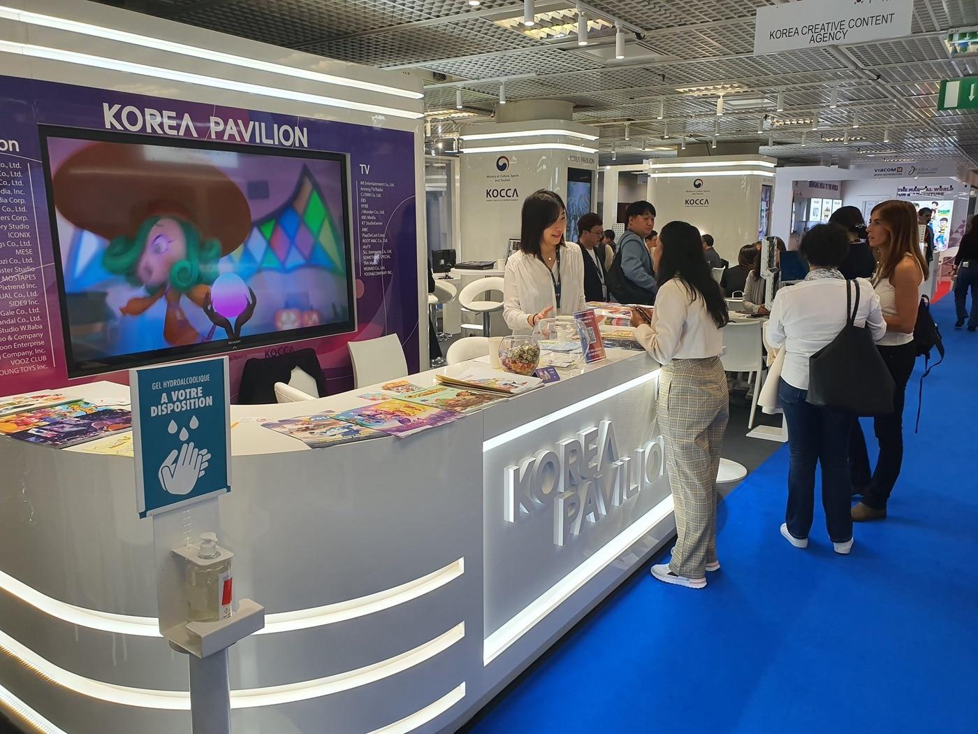 본문 이미지 - 지난달 17일부터 20일까지 프랑스 칸에서 열린 세계 최대 방송영상콘텐츠시장 &#39;밉컴&#40;MIPCOM&#41; 2022&#39;의 한국 공동관. &#40;문화체육관광부 제공&#41;  