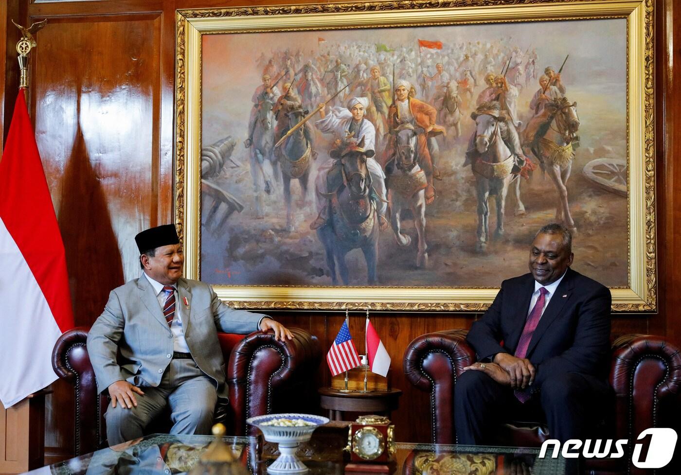 21일(현지시간) 로이드 오스틴 미국 국방장관이 인도네시아 자카르타를 찾아 프라보워 수비안토 국방장관과 함께 국방 협력 방향에 관한 양자회담을 하고 있다. ⓒ 로이터=뉴스1 ⓒ News1 임세원 기자