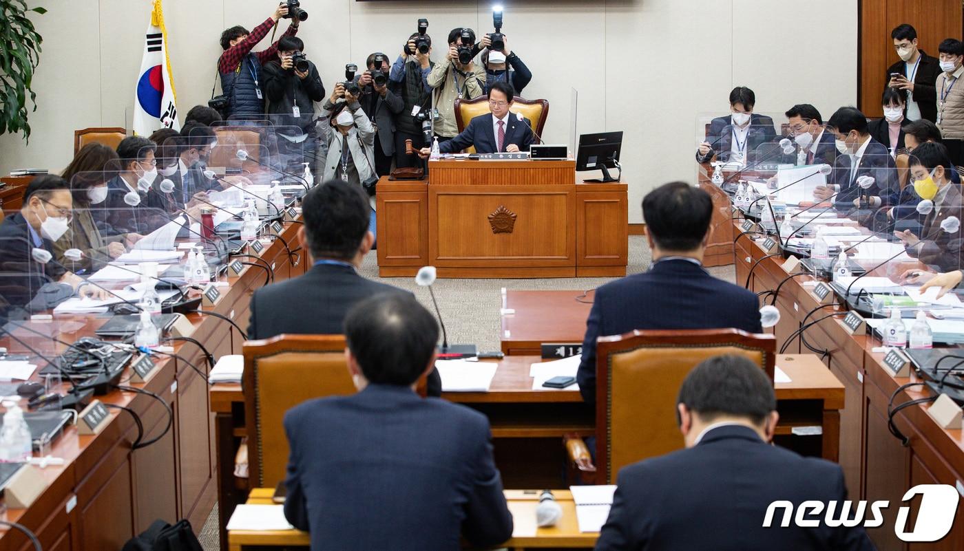 본문 이미지 - 류성걸 국회 기획재정위원회 조세소위원장이 21일 서울 여의도 국회에서 열린 제400회 국회(정기회) 기획재정위원회 제1차 조세소위원회에서 의사봉을 두드리고 있다. 2022.11.21/뉴스1 ⓒ News1 유승관 기자
