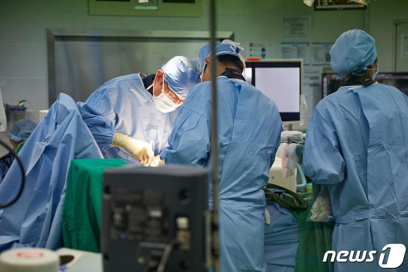 이정우 경희대치과병원 구강악안면외과 교수의 구강암 환자 대상 미세수술을 시행하고 있는 모습 (경희대치과병원 제공)