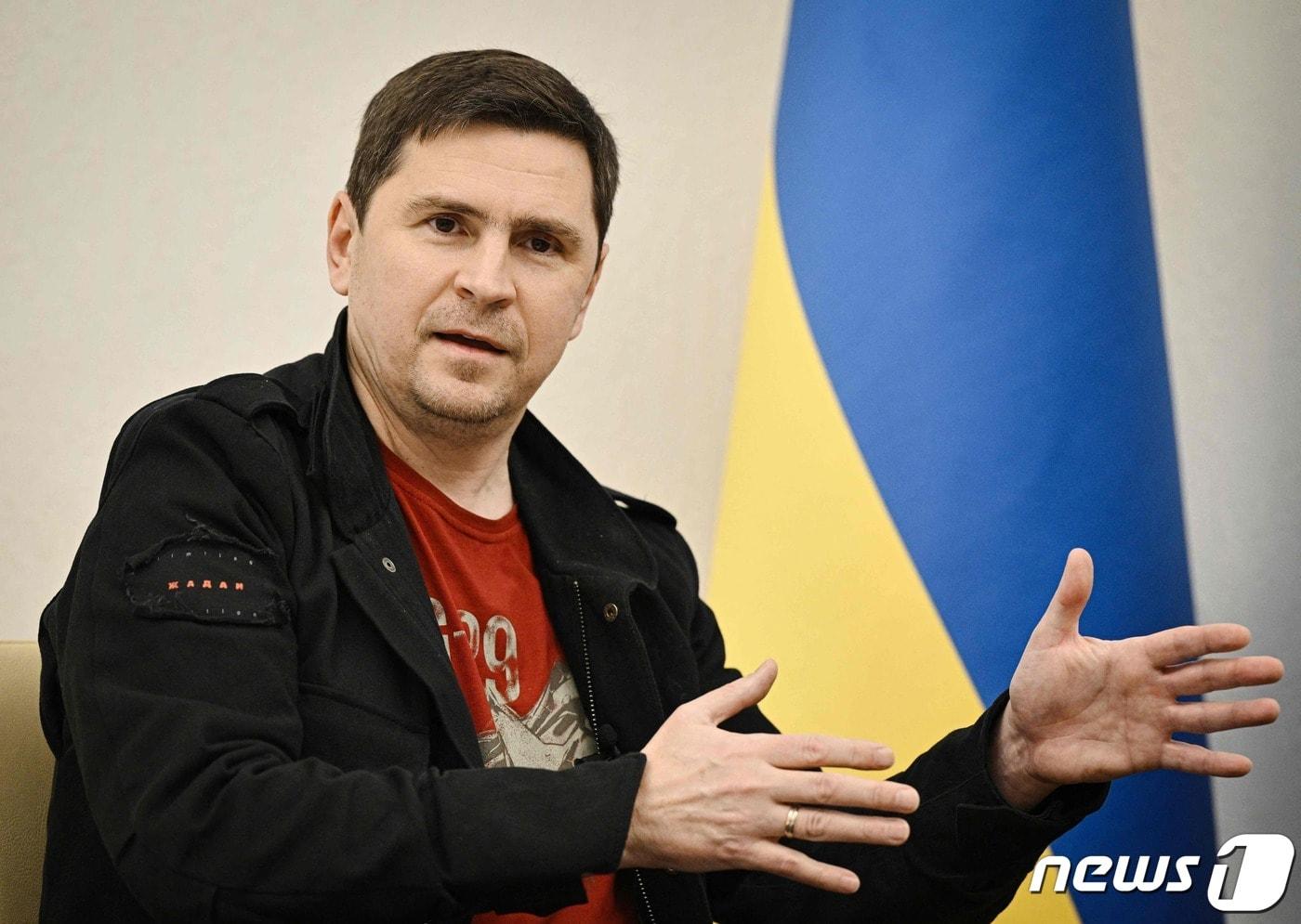 본문 이미지 - 미하일로 포돌랴크 우크라이나 대통령실 고문이 17일(현지시간) 수도 키이우에서 AFP통신과 인터뷰하고 있다. 2022.11.17/뉴스1 ⓒ AFP=뉴스1 ⓒ News1 김민수 기자