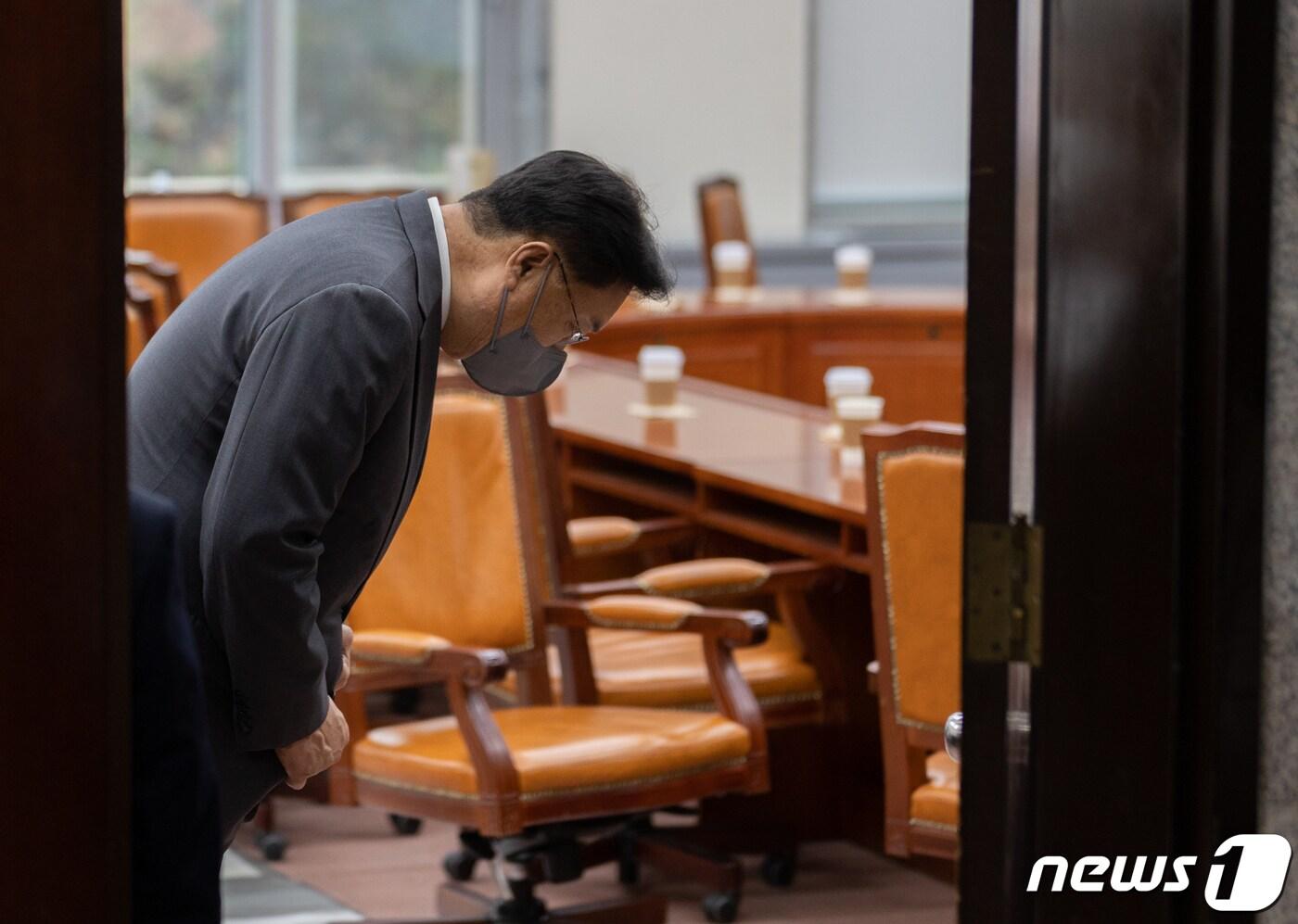 정진석 국민의힘 비상대책위원장이 21일 오후 서울 여의도 국회에서 이태원 참사 희생자 유가족과 비공개 면담을 마친 후 유족을 배웅하고 있다. 2022.11.21/뉴스1 ⓒ News1 이재명 기자