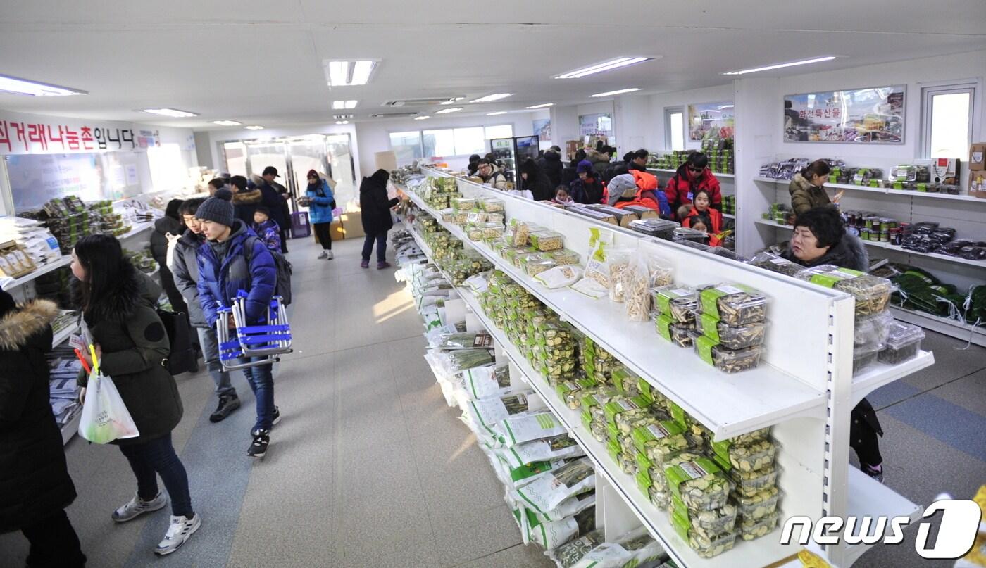 본문 이미지 - 2019 강원 화천산천어축제장에 마련된 농특산물 판매장.(화천군 제공)