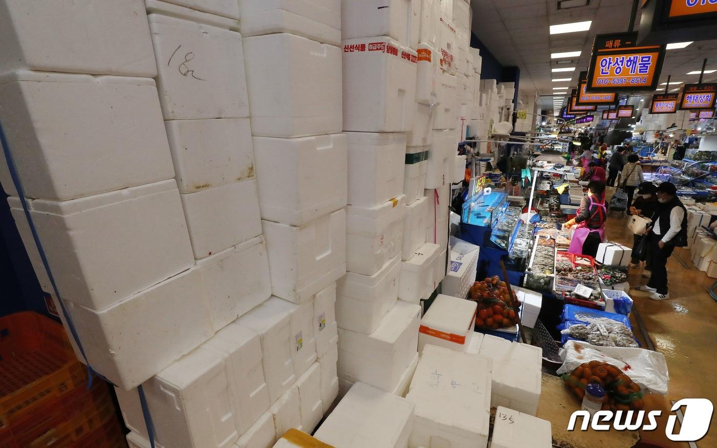 서울 동작구 노량진수산시장에 포장용스티로폼 박스가 쌓여있다. 2022.11.21/뉴스1 ⓒ News1 박세연 기자