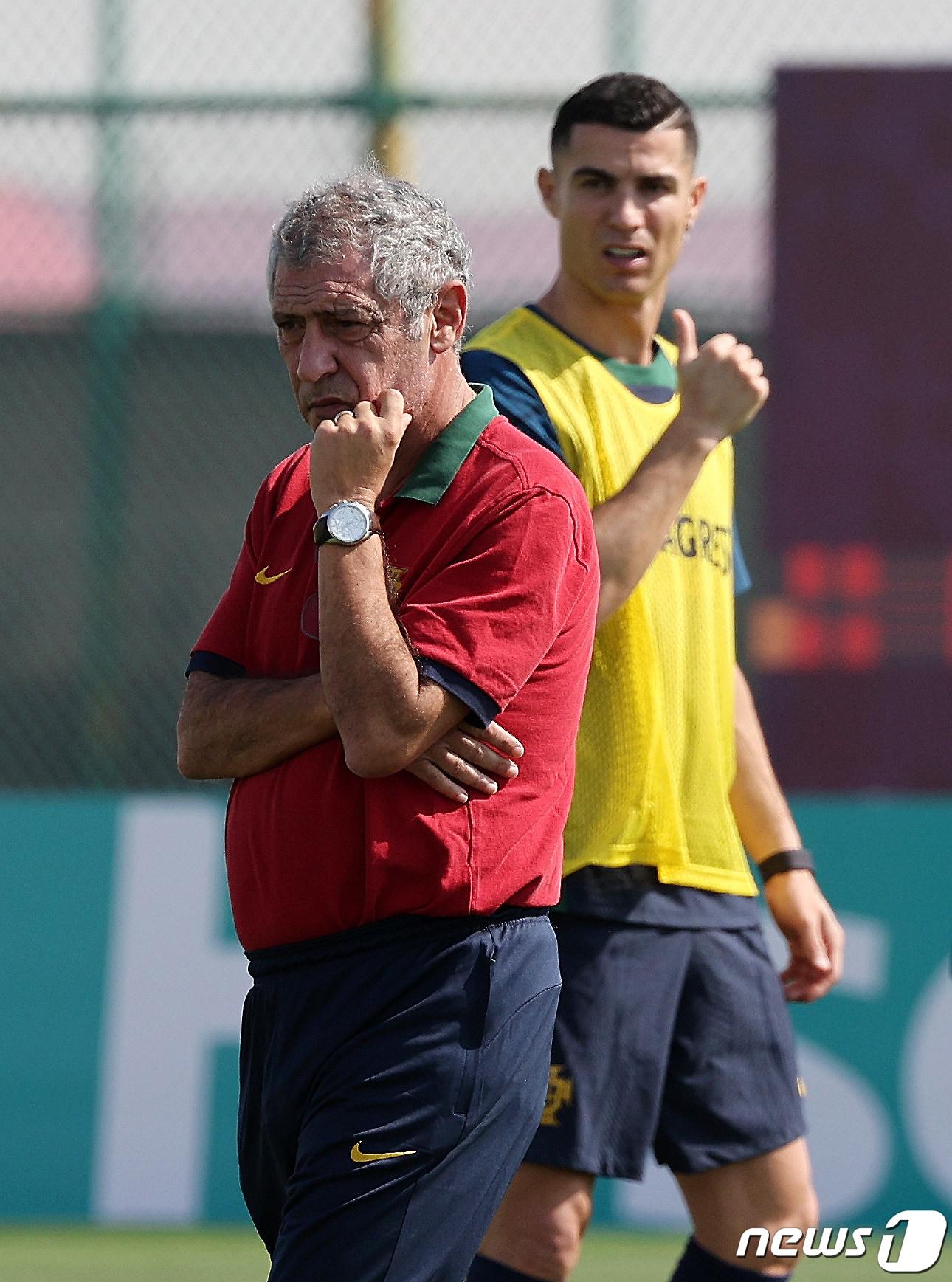 본문 이미지 - 포르투갈 페르난두 산투스 축구대표팀 감독과 크리스티아누 호날두가 21일 오전&#40;현지시간&#41; 카타르 알샤하니야 스포츠클럽에 마련된 훈련장에서 동료들의 훈련을 지켜보고 있다. 2022.11.21/뉴스1 ⓒ News1 이동해 기자