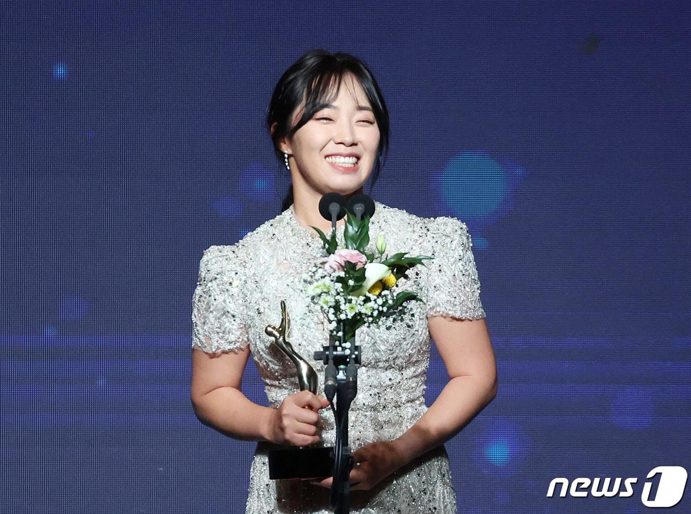 본문 이미지 - 김수지가 21일 서울 강남구 그랜드인터컨티넨탈 서울파르나스에서 열린 2022 한국여자프로골프(KLPGA) 대상 시상식에서 대상을 수상한 후 소감을 밝히고 있다. 2022.11.21/뉴스1 ⓒ News1 조태형 기자