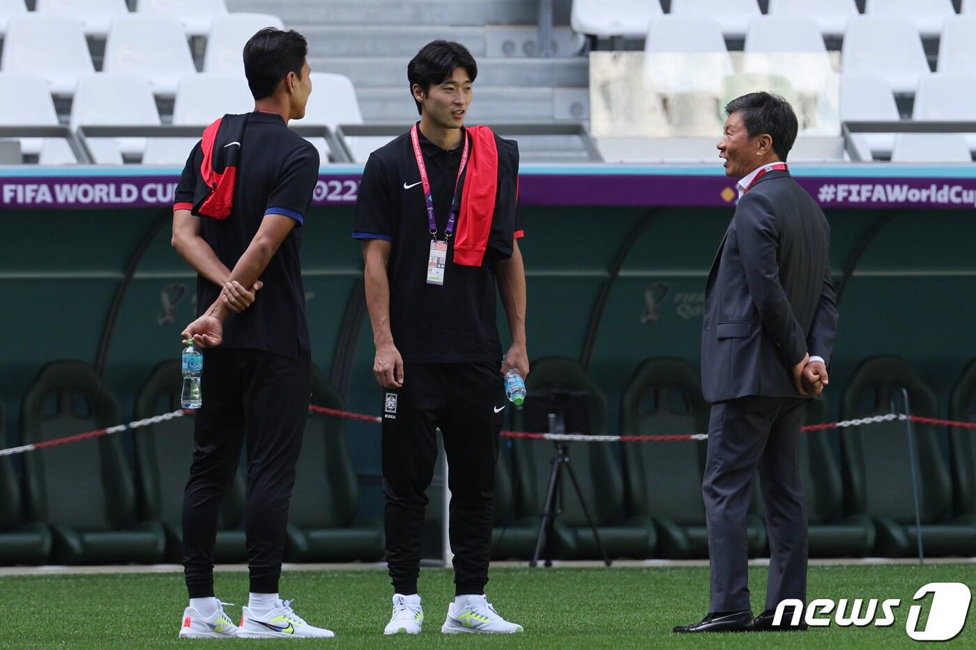 본문 이미지 - 대한민국 축구대표팀 조규성, 권경원이 정몽규 대한축구협회장이 21일 오전(현지시간) 카타르 알라이얀의 에듀케이션 시티 스타디움을 찾아 대화하고 있다. 에듀케이션 시티 스타디움은 대한민국 축구대표팀이 이번 카타르 월드컵에서 조별 예선 3경기를 모두 치르는 경기장이다. 2022.11.21/뉴스1 ⓒ News1 이광호 기자