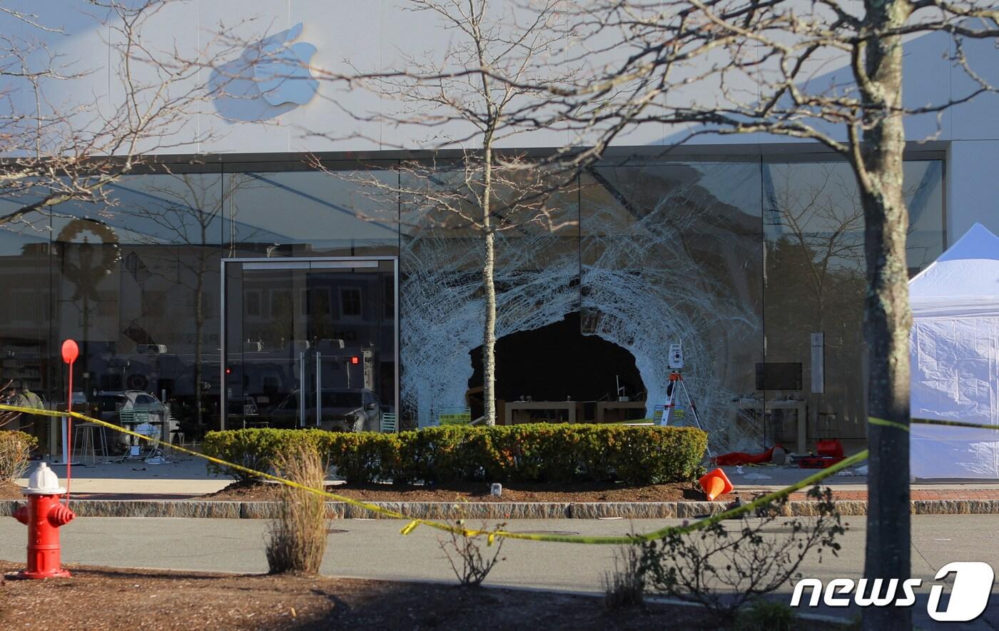 美 매사추세츠 애플 매장에 SUV 돌진…1명 사망·16명 부상 - 뉴스1