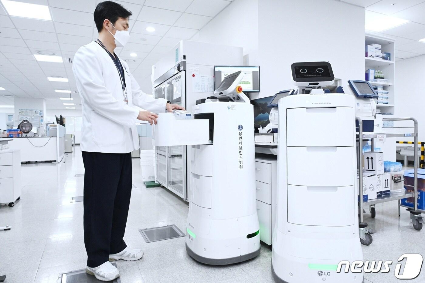 본문 이미지 - 계명대 동산의료원과 대구의료원이 한국로봇산업진흥원이 주관하는 로봇 실증사업에 각각 선정됐다. 사진은 한 병원에서 배송해 온 의약품을 로봇이 수령하는 모습. (사진은 기사 내용과 무관함) 뉴스1 DB