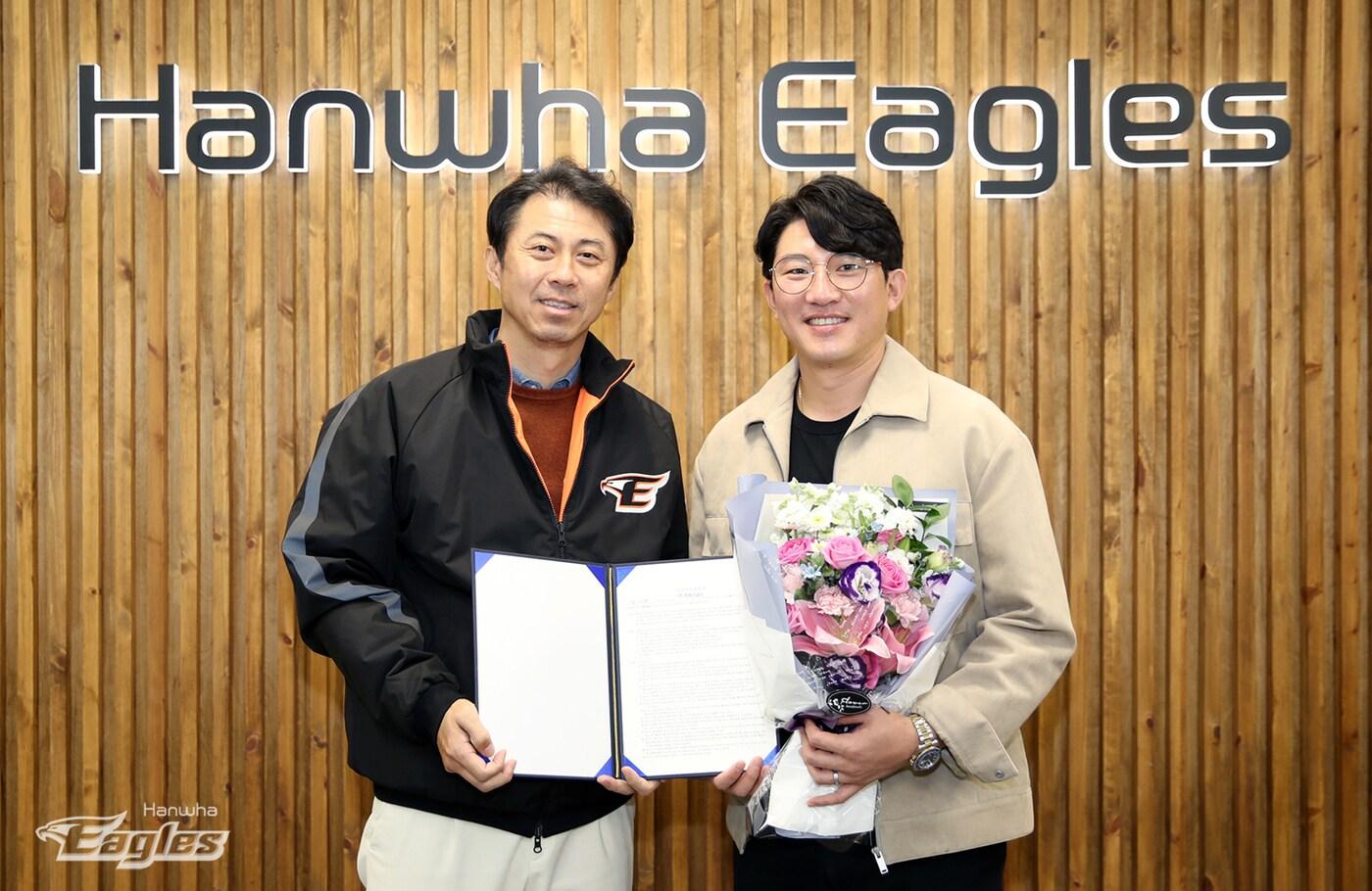 한화 이글스 장시환(오른쪽)이 FA 계약을 맺은 뒤 손혁 단장과 기념촬영을 하고 있다. (한화 제공)