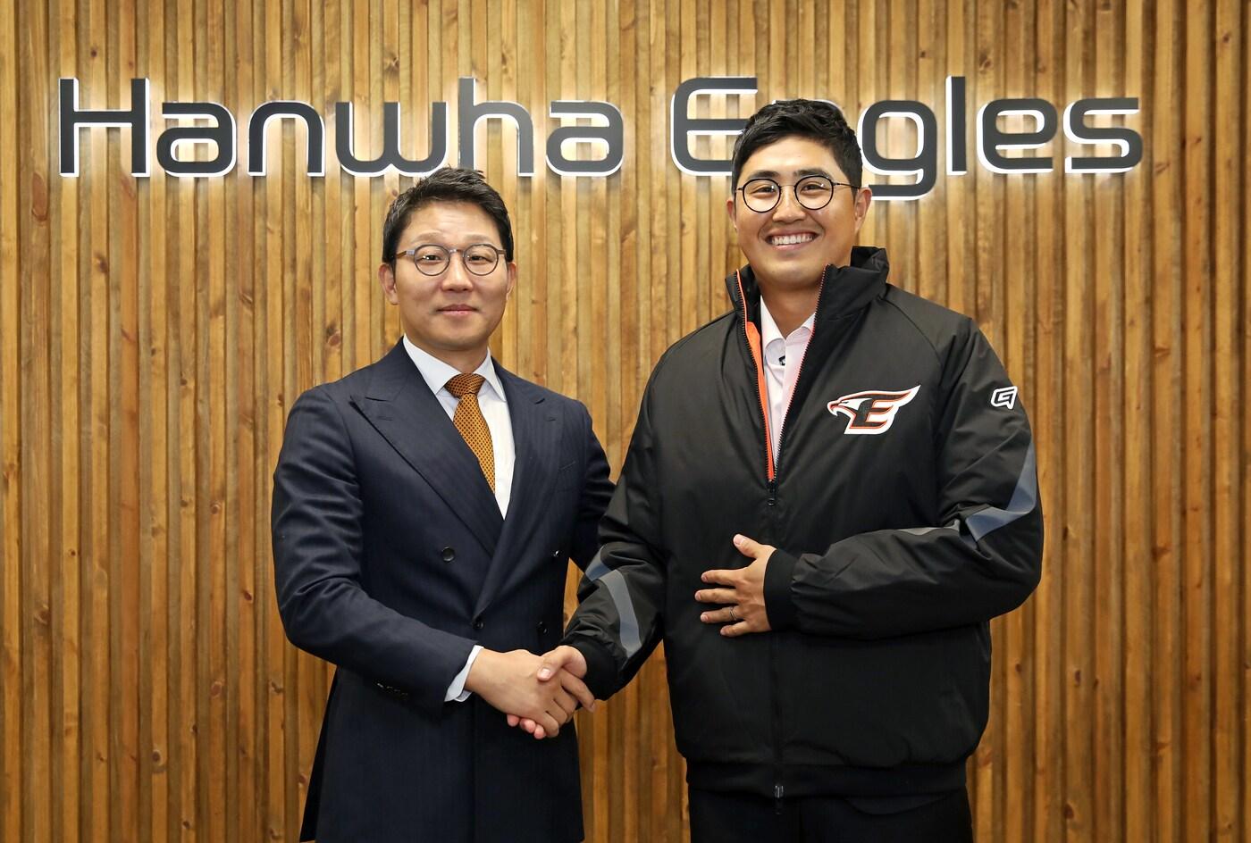 본문 이미지 - 한화와 FA 계약을 체결한 채은성.(한화 이글스 제공)