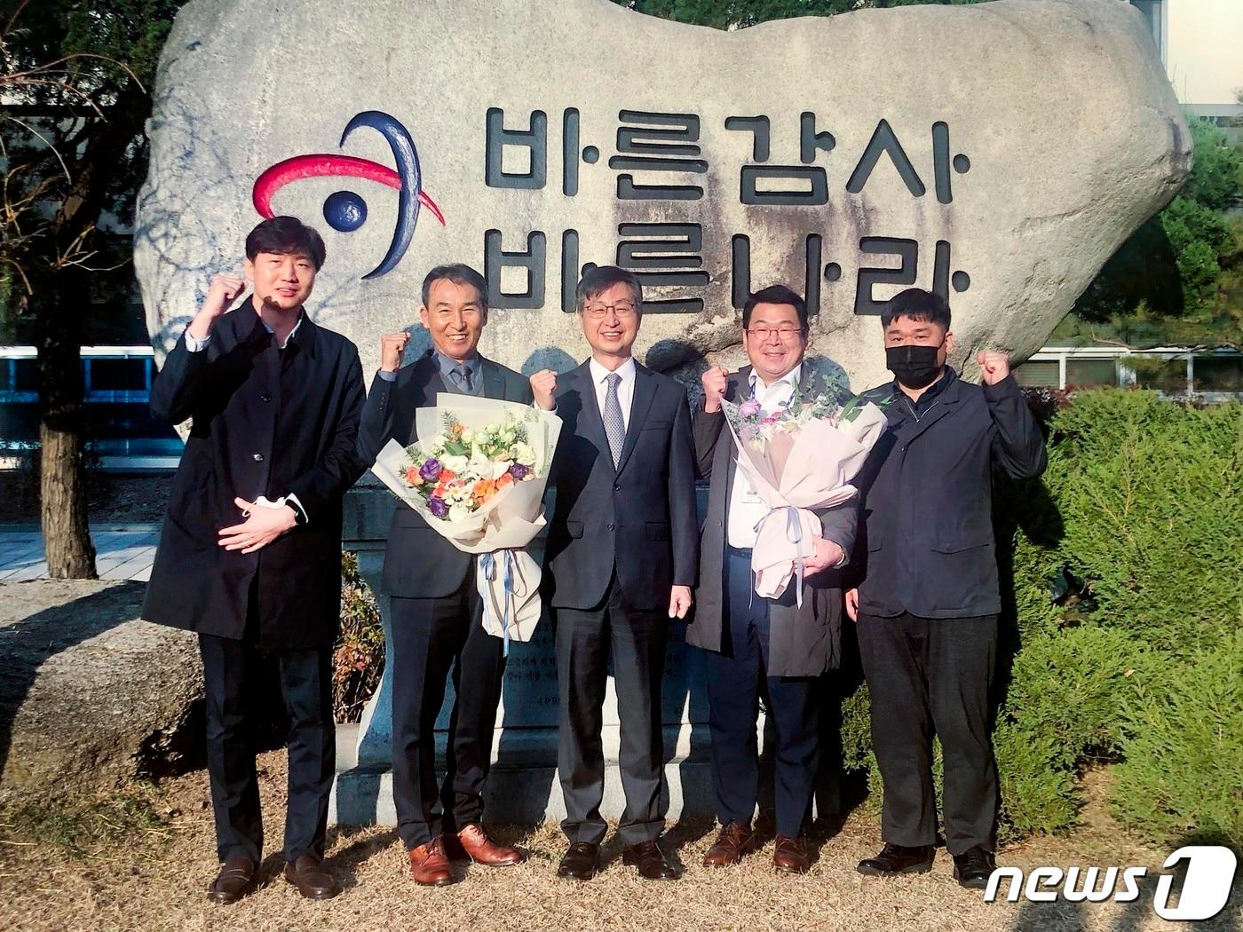 본문 이미지 - 용인시 감사관실 직원들이 자체감사사례 콘테스트에서 최우수상을 수상한 후 기념사진을 찍고 있다.(용인시 제공)