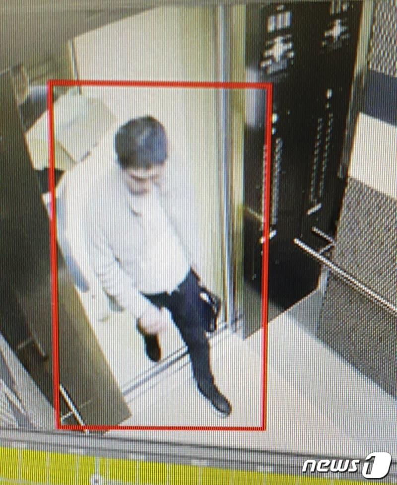 본문 이미지 - 1조6000억 원대의 환매 사태를 부른 헤지펀드 운용사인 라임자산운용의 '전주'로 알려진 김봉현 전 스타모빌리티 회장이 지난 11일 전자발찌를 끊고 도주했다. 사진은 도주 당일 서울시 강남구 개포동 집을 나서는 김봉현이 찍힌 CCTV 화면. (남부지검 제공) 2022.11.22/뉴스1