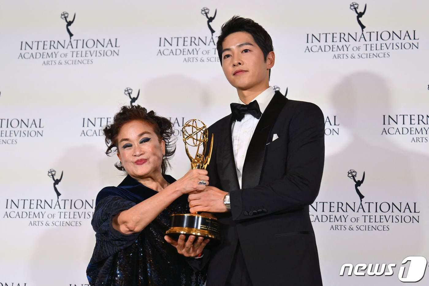 이미경 CJ 그룹 부회장, 배우 송중기 ⓒ AFP=뉴스1