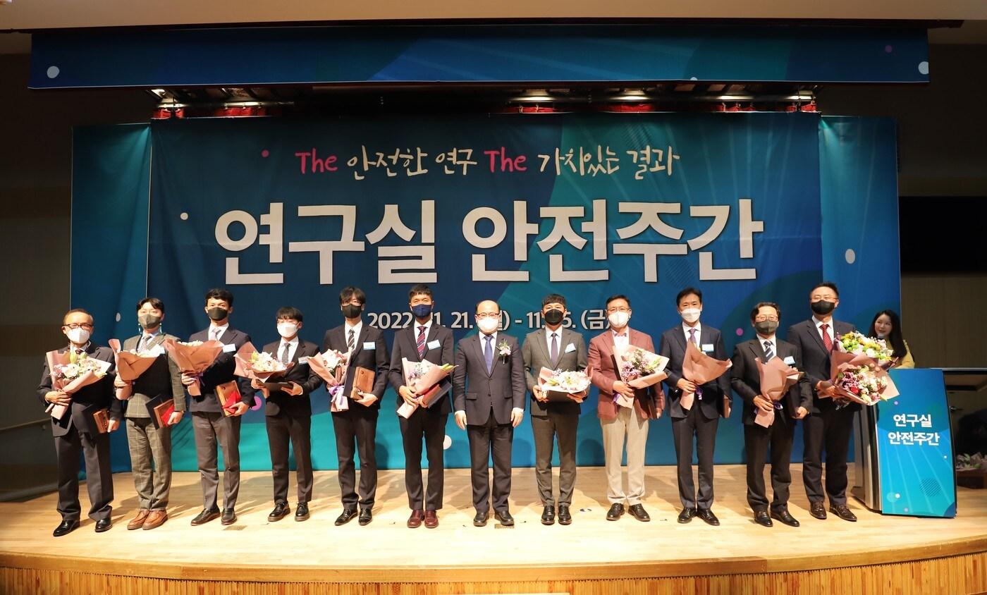 롯데케미칼 기초소재연구소 황민재 소장(오른쪽에서 첫번째)이 연구실 안전 유공자 표창을 받고 기념 촬영을 하고 있다.(사진제공=롯데케미칼)