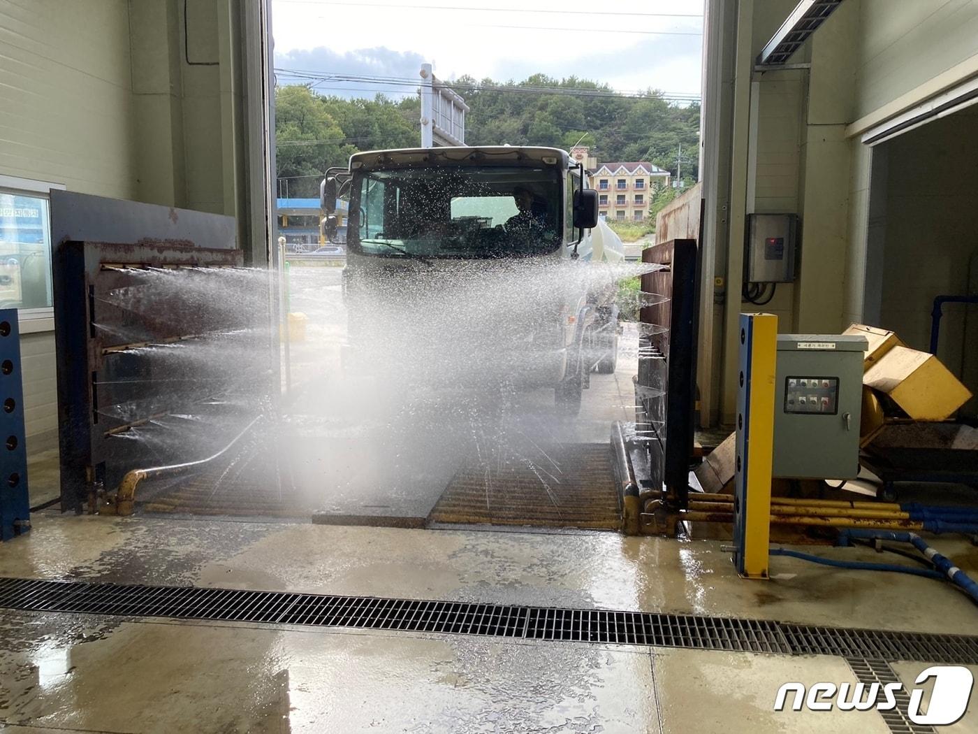 본문 이미지 - 나주 거점 소독시설에서 조류인플루엔자 차단을 위한 소독이 진행되고 있는 모습.&#40;전남도 제공&#41; 2022.11.22/뉴스1 ⓒ News1 