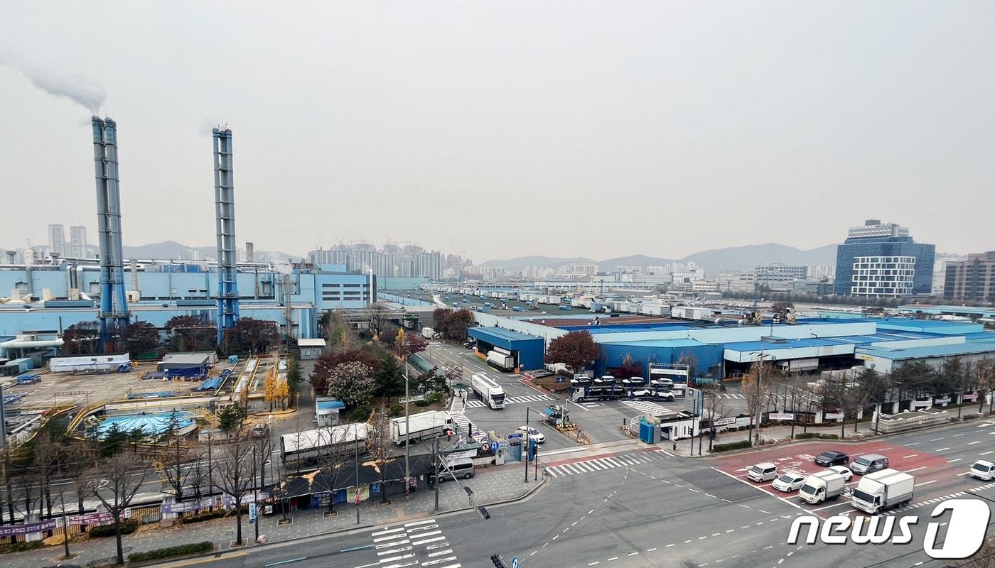 본문 이미지 - 국내 최초 현대식 자동차 공장으로 출발해 60년간 완성차 업계의 한 축을 담당했던 한국지엠(GM) 부평2공장. 2022.11.22 ⓒ 뉴스1