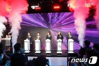 본문 이미지 - 사진은 올해 공영홈쇼핑에서 열린 ’유통망 상생결제 도입 선포식‘ 모습. 기사와 무관 (중소벤처기업부 제공)