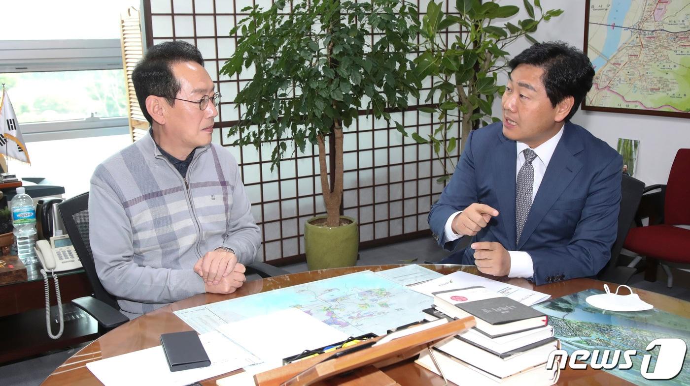 본문 이미지 - 22일 국회를 방문한 김관영 전북지사가 김도읍 법사위원장을 만나 새만금사업법 및 조세특례제한법 개정안 연내 통과를 요구하고 있다.(전북도 제공)2022.11.22/뉴스1