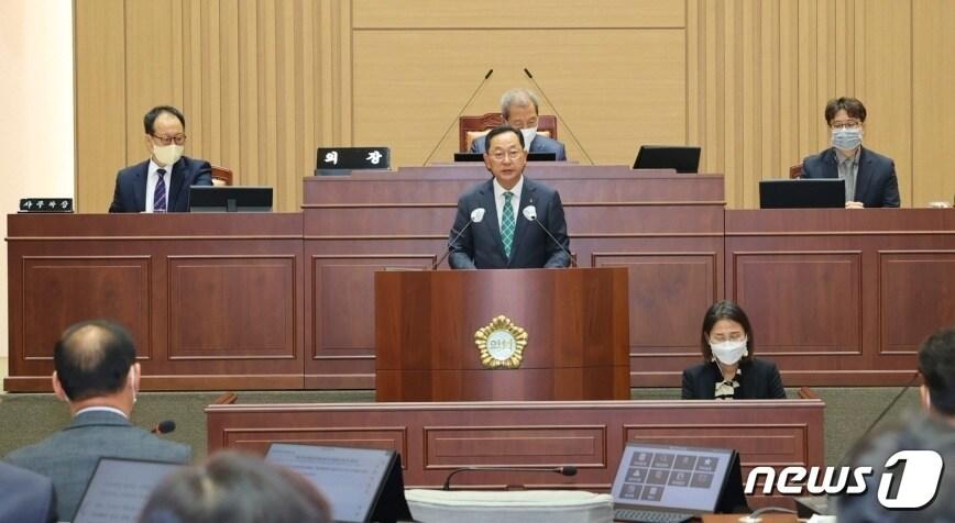 본문 이미지 - 명현관 해남군수가 22일 군의회에서 시정연설을 하고 있다.(해남군 제공)2022.11.22/뉴스1