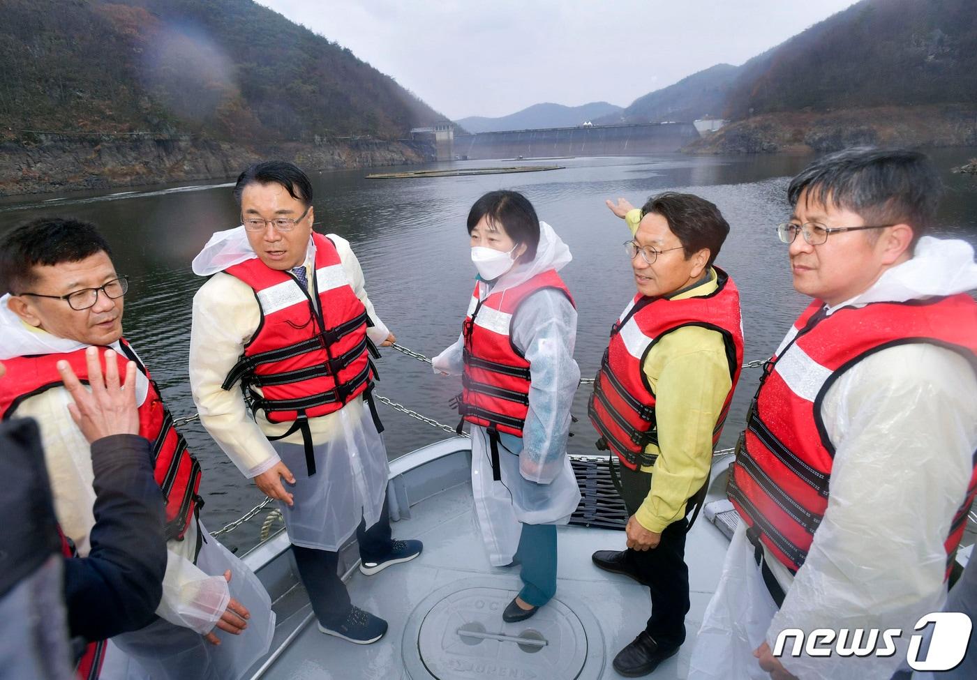 본문 이미지 - 한화진 환경부장관이 지난 11월22일 강기정 광주시장과 동복댐을 찾아 보트를 이용해 댐 저수율을 살펴보는 등 가뭄 상황을 점검했다.(광주시 제공)2022.11.22/뉴스1 ⓒ News1 박준배 기자