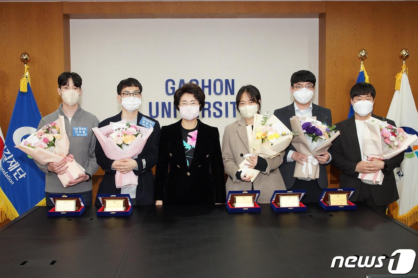 본문 이미지 - 이길여 총장이 공인회계사 시험과 5급 공무원 공채에 합격한 재학생과 동문들을 격려한 뒤 함께 기념사진을 촬영하고 있다.(가천대 제공)