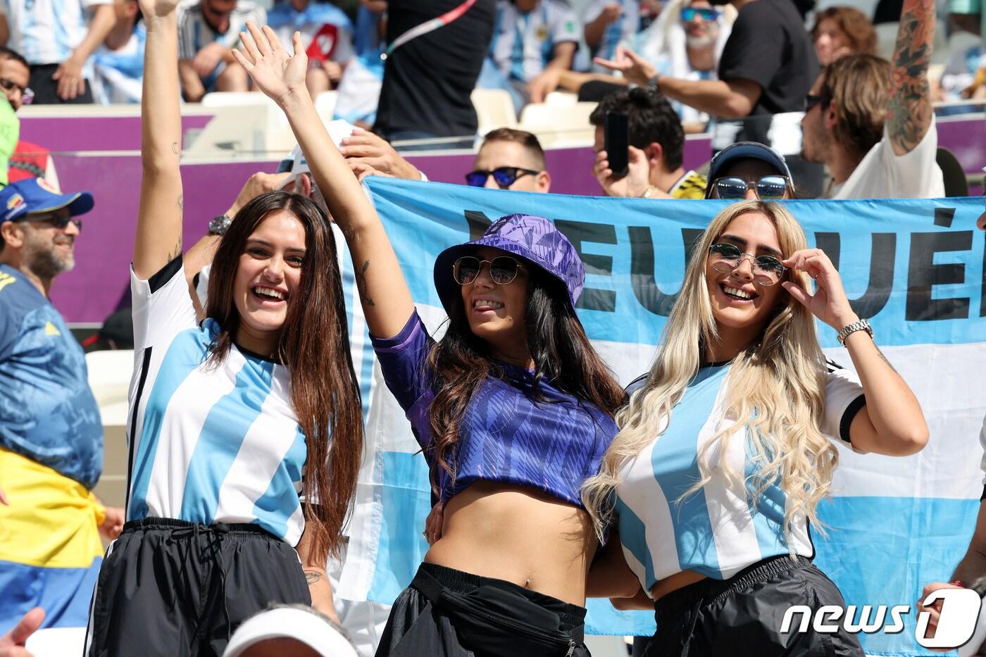 22일 오후(현지시간) 카타르 루사일 스타디움에서 열릴 예정인 2022 카타르 월드컵 조별리그 C조 1차전 아르헨티나와 사우디아라비아의 경기에 앞서 아르헨티나 축구팬들이 미소 짓고 있다. 2022.11.22/뉴스1 ⓒ News1 이동해 기자