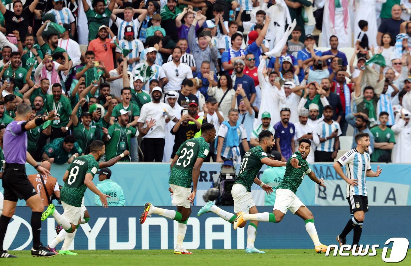 22일 오후(현지시간) 카타르 루사일 스타디움에서 열린 2022 카타르 월드컵 조별리그 C조 1차전 아르헨티나와 사우디아라비아의 경기 후반전에서 사우디아라비아 알 다우사리가 동점골을 넣은 뒤 환호하고 있다. 2022.11.22/뉴스1 ⓒ News1 이동해 기자