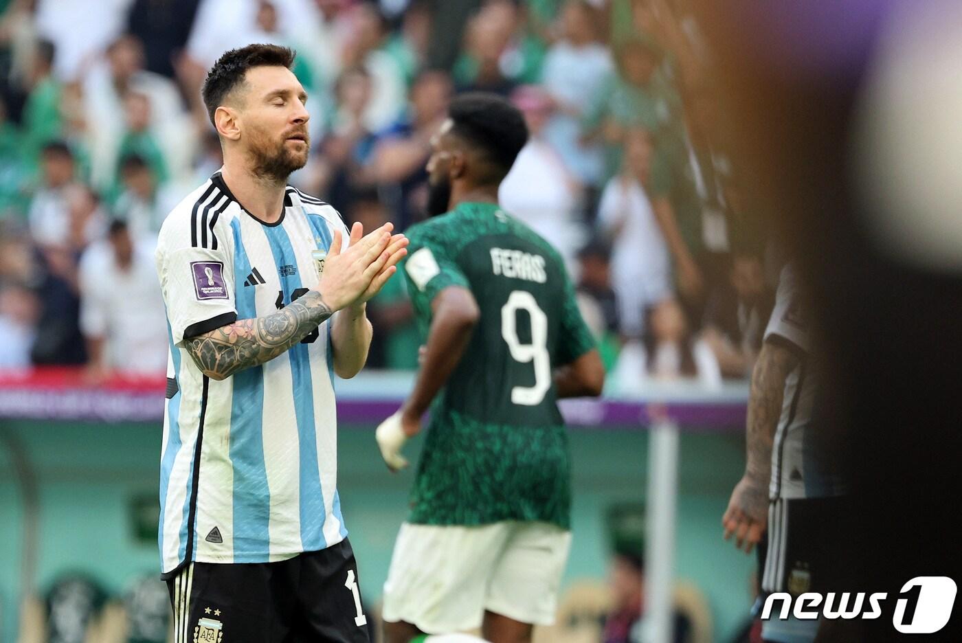 22일 오후(현지시간) 카타르 루사일 스타디움에서 열린 2022 카타르 월드컵 조별리그 C조 1차전 아르헨티나와 사우디아라비아의 경기 후반전에서 아르헨티나 리오넬 메시가 페널티 박스 앞 프리킥 찬스를 놓친 뒤 아쉬워하고 있다. 2022.11.22/뉴스1 ⓒ News1 이동해 기자