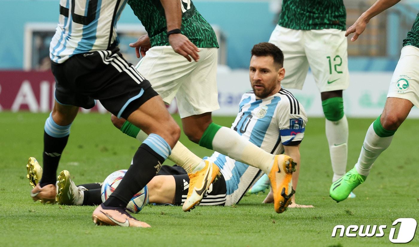 22일 오후(현지시간) 카타르 루사일 스타디움에서 열린 2022 카타르 월드컵 조별리그 C조 1차전 아르헨티나와 사우디아라비아의 경기 후반전에서 아르헨티나 리오넬 메시가 페널티박스에서 드리블 돌파 중 넘어지고 있다. 2022.11.22/뉴스1 ⓒ News1 이동해 기자