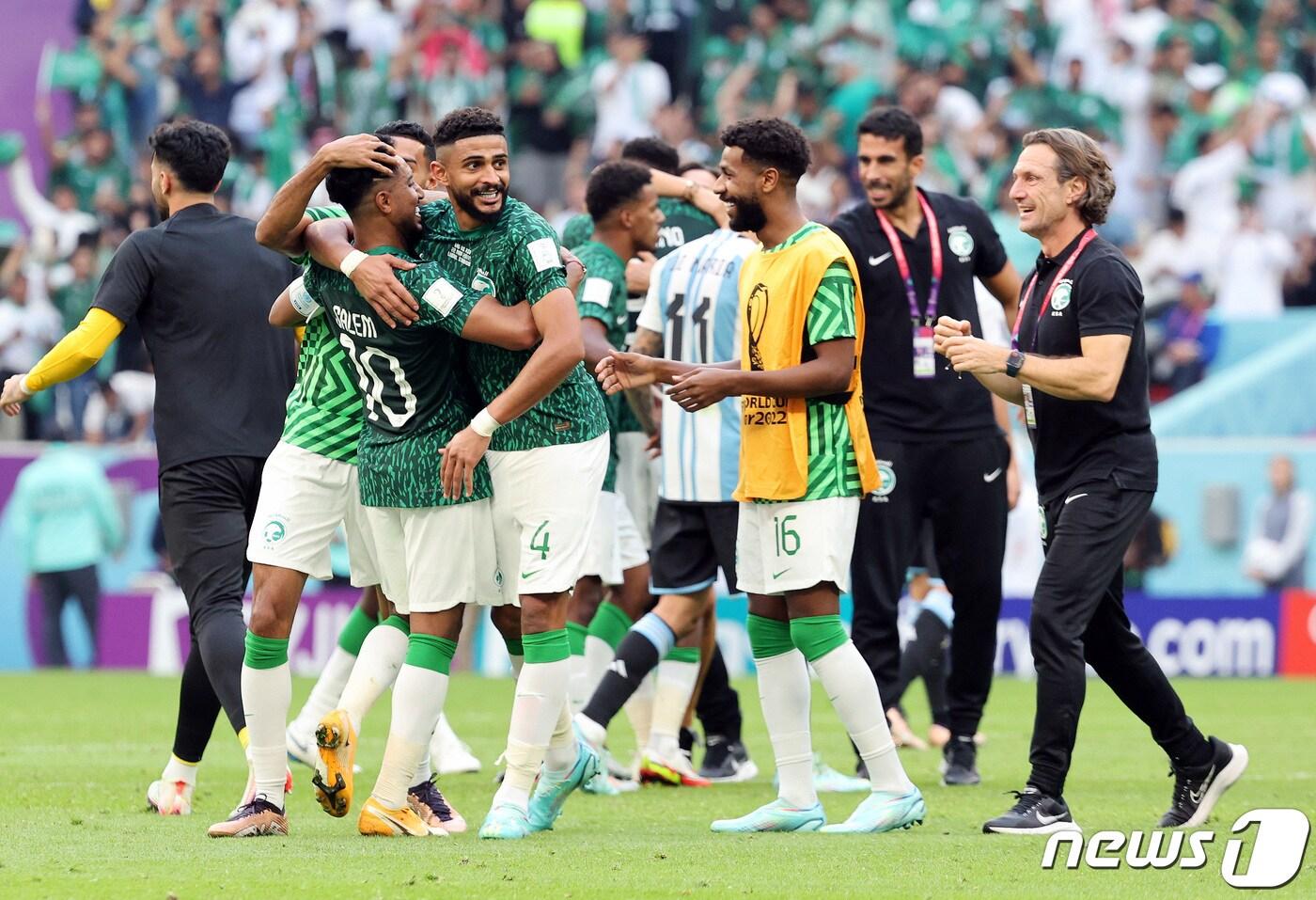 22일 오후(현지시간) 카타르 루사일 스타디움에서 열린 2022 카타르 월드컵 조별리그 C조 1차전 아르헨티나와 사우디아라비아의 경기에서 2대1 역전승을 거둔 사우디아라비아 선수들이 기뻐하고 있다. 2022.11.22/뉴스1 ⓒ News1 이동해 기자