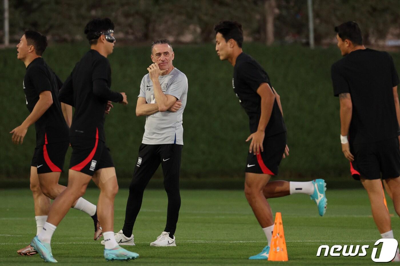 파울루 벤투 대한민국 축구대표팀 감독이 22일 오후(현지시간) 카타르 도하 알에글라 트레이닝센터에서 선수들의 훈련 모습을 지켜보고 있다. 2022.11.22/뉴스1 ⓒ News1 이광호 기자