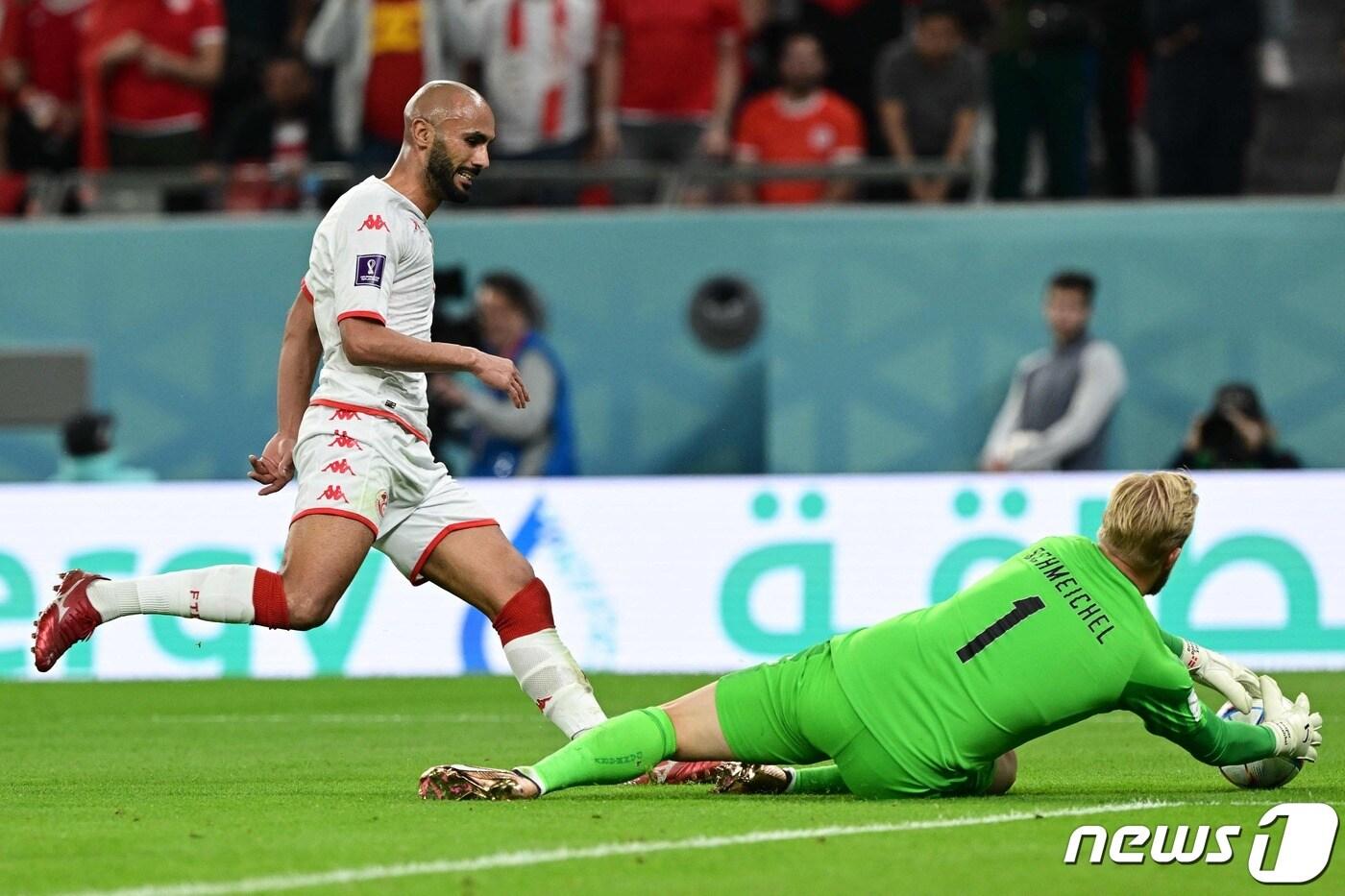 덴마크 골키퍼 카스퍼 슈마이켈이 튀니지 공격수 이삼 제발리의 공격을 막아내고 있다. ⓒ AFP=뉴스1