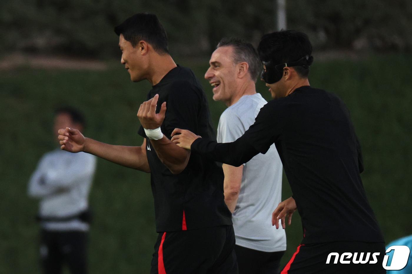 본문 이미지 - 파울루 벤투 감독이 이끄는 대한민국 축구대표팀의 주장 손흥민과 김민재가 22일 오후(현지시간) 카타르 도하 알에글라 트레이닝센터에서 훈련을 하고 있다. 2022.11.23 ⓒ 뉴스1 이광호 기자