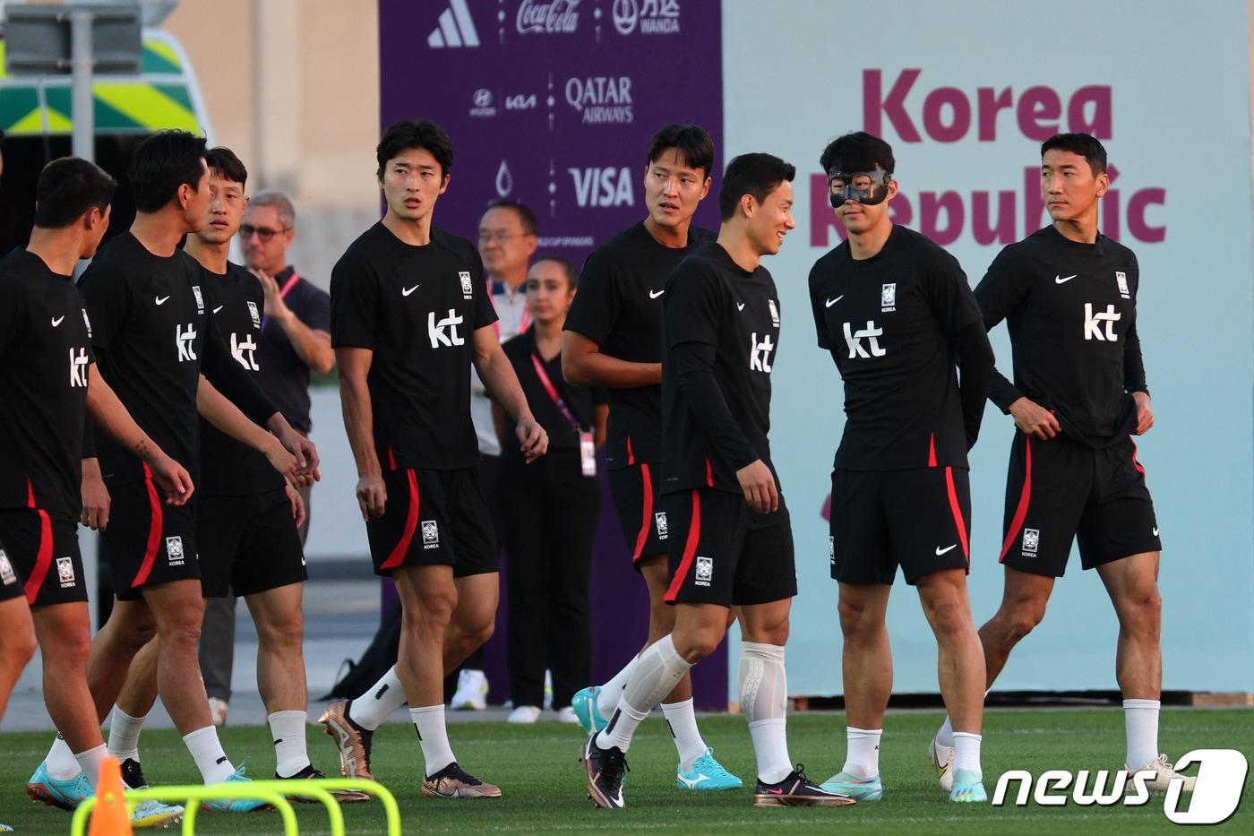 본문 이미지 - 손흥민을 비롯한 대한민국 축구대표팀 선수들이 22일 오후(현지시간) 카타르 도하 알에글라 트레이닝센터에서 훈련을 위해 이동하고 있다. 2022.11.23/뉴스1 ⓒ News1 이광호 기자