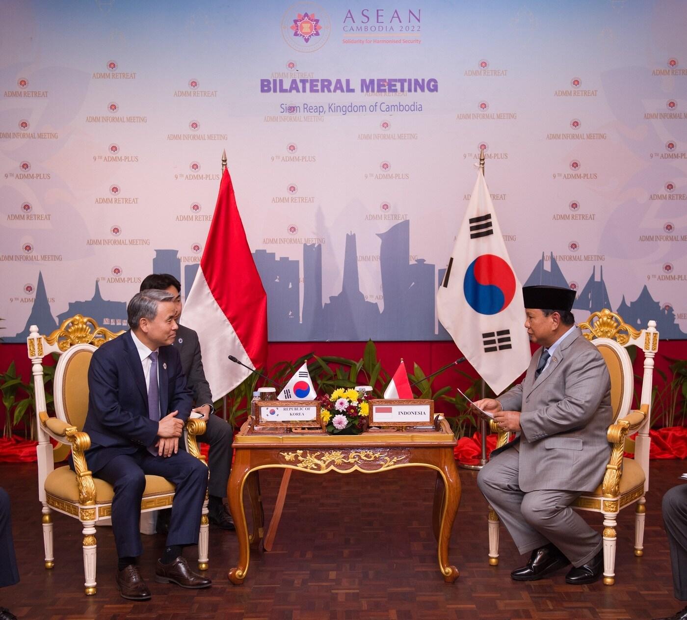 본문 이미지 - 이종섭 국방부 장관(왼쪽)과 프라보워 수비안토 인도네시아 국방장관. (국방부 제공)