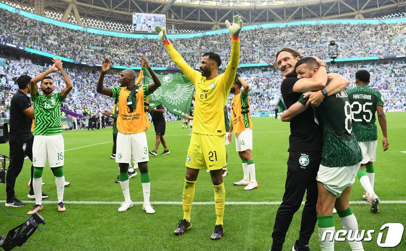 22일(현지시간) 오후 카타르 루사일 스타디움서 열린 월드컵 조별리그 C조 1차전에서 아르헨티나에 2-1로 승리한 사우디아라비아 팀이 기뻐하고 있다. 이날 경기에서 사우디아라비아는 아르헨티나를 2-1로 이기는 대이변이 일으키며 28년 만에 16강 진출 가능성을 키웠다 ⓒ 로이터=뉴스1 ⓒ News1 임세원 기자
