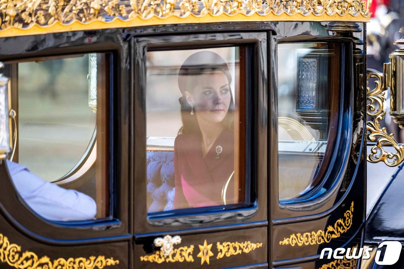 본문 이미지 - 영국 찰스 3세 국왕이 22일(현지시간), 즉위 후 첫 국빈으로 영연방인 남아프리카공화국의 시릴 라마포사 대통령을 맞이한 가운데 캐서린 미들턴 왕세손비가 환영식에 참석하기 위해 런던에서 마차로 이동하고 있다. ⓒ 로이터=뉴스1 ⓒ News1 최종일 기자