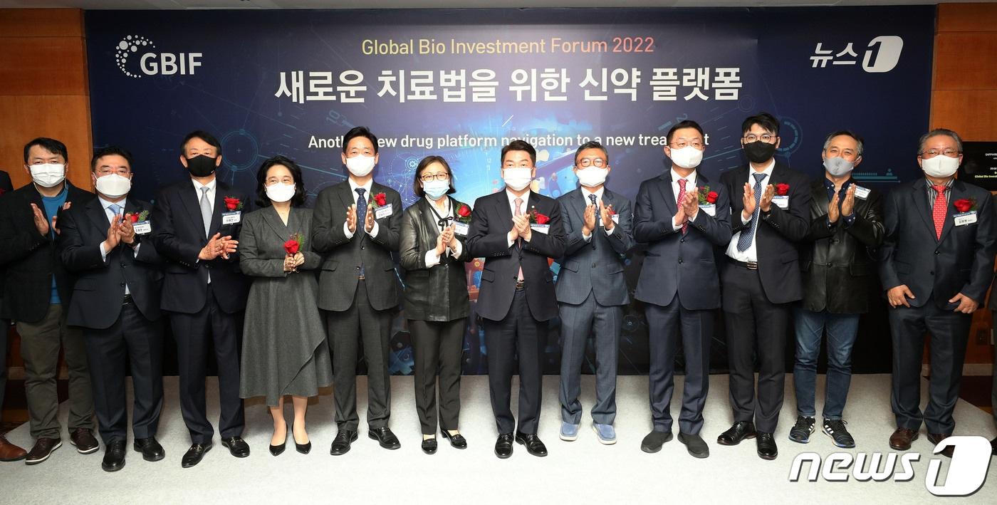 본문 이미지 - 23일 서울 소공동 롯데호텔에서 열린 '글로벌바이오투자포럼 2022'(GBIF 2022)에서 이백규(사진 오른쪽에서 다섯번째) 뉴스1 대표이사, 안철수 국민의힘 의원, 오태석 과기부 차관, 손지영 모더나코리아 대표이사, 제인 렁 모더나 아시아태평양 의학부 부사장, 전승호 대웅제약 대표를 비롯한 참석자들이 기념촬영을 하고 있다. 올해로 6회를 맞이한 이번 행사는 '새로운 치료법을 위한 신약 플랫폼'을 주제로 민영 종합뉴스통신사 뉴스1과 한국생명공학연구원, 국가생명공학정책연구센터 공동주최하고 과학기술정보통신부, 식품의약품안전처, 기초과학연구원(IBS) 후원으로 열렸다. 2022.11.23/뉴스1 ⓒ News1 박세연 기자