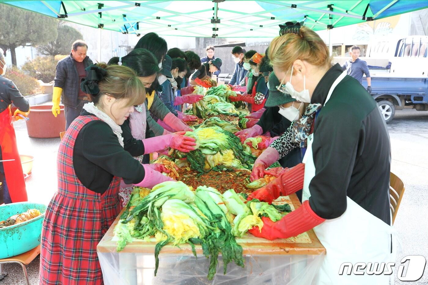 본문 이미지 - 충북 진천군 향토기업인 금성개발㈜이 저소득층을 위해 쌀 1000㎏, 김치 1000㎏을 23일 진천군에 기탁했다.(진천군 제공)/ 뉴스1