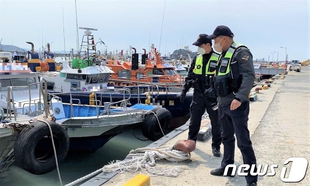 본문 이미지 - 목포해양경찰서는 오는 25일 대조기에 따라 연안 안전사고를 예방하기 위해 진도군 서망항 일대 안전순찰을 실시하고 있다.(목포해양경찰서 제공)2022.11.23/뉴스1 ⓒ News1