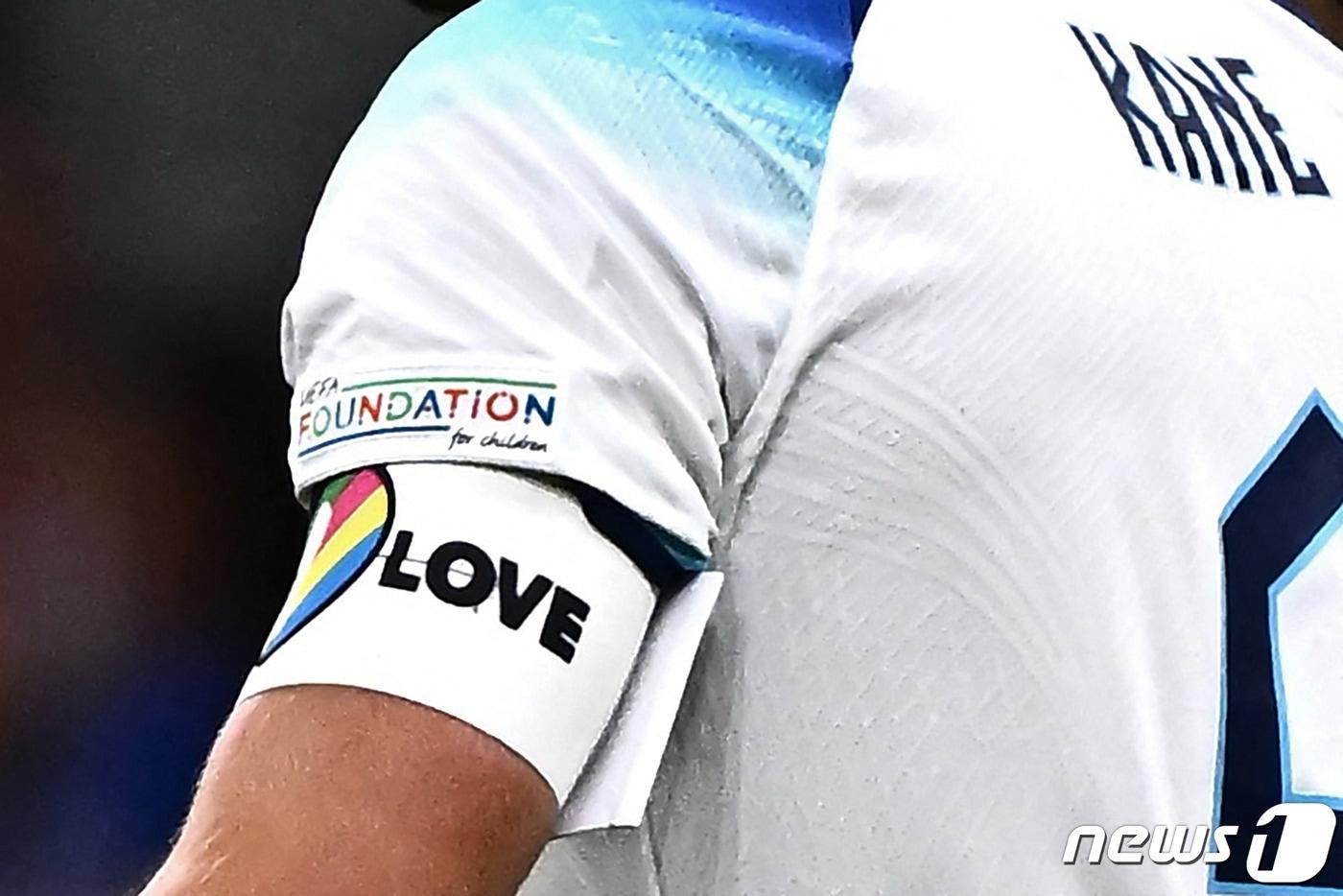 본문 이미지 - 22일(현지시간) 독일 축구협회(DFB)는 월드컵 대회에서 '원 러브 완장'(OneLove armband)을 찬 선수들에 대해 징계를 내리겠다는 국제축구연맹(FIFA)의 조치가 적법한지 여부를 검토중이다. 동성애가 불법인 월드컵 개최국 카타르에서 '원 러브 완장'을 착용하는 것은 상징적 시위로 여겨지고 있다. ⓒ AFP=뉴스1 ⓒ News1 이서영 기자