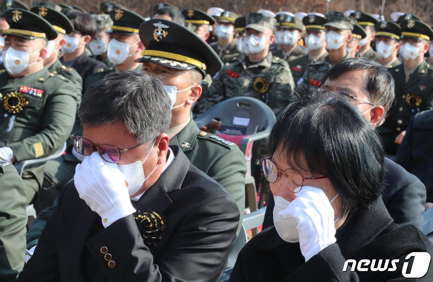 본문 이미지 - 23일 대전 유성구 국립대전현충원에서 열린 연평도 포격전 제12주년 전투영웅 추모 및 전승기념식에서 고(故) 문광욱 일병 유족이 눈물을 닦고 있다. 2022.11.23/뉴스1 ⓒ News1 김기태 기자