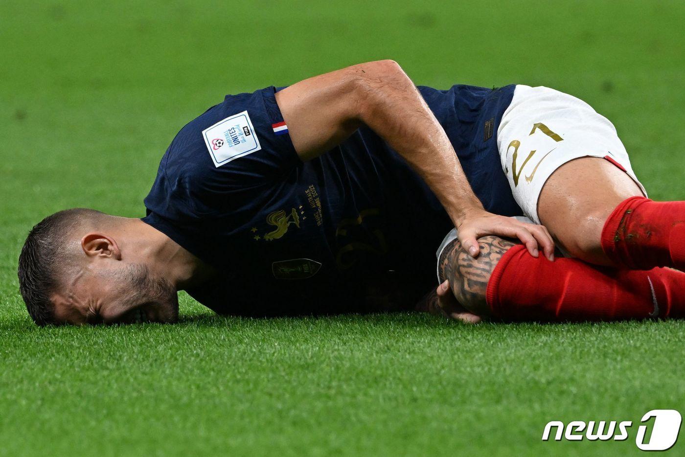 본문 이미지 - 23일(한국시간) 열린 2022 카타르 월드컵 D조 조별리그 프랑스-호주의 경기에서 프랑스의 루카스 에르난데스가 오른 무릎을 잡고 고통스러워 하고 있다. ⓒ AFP=뉴스1