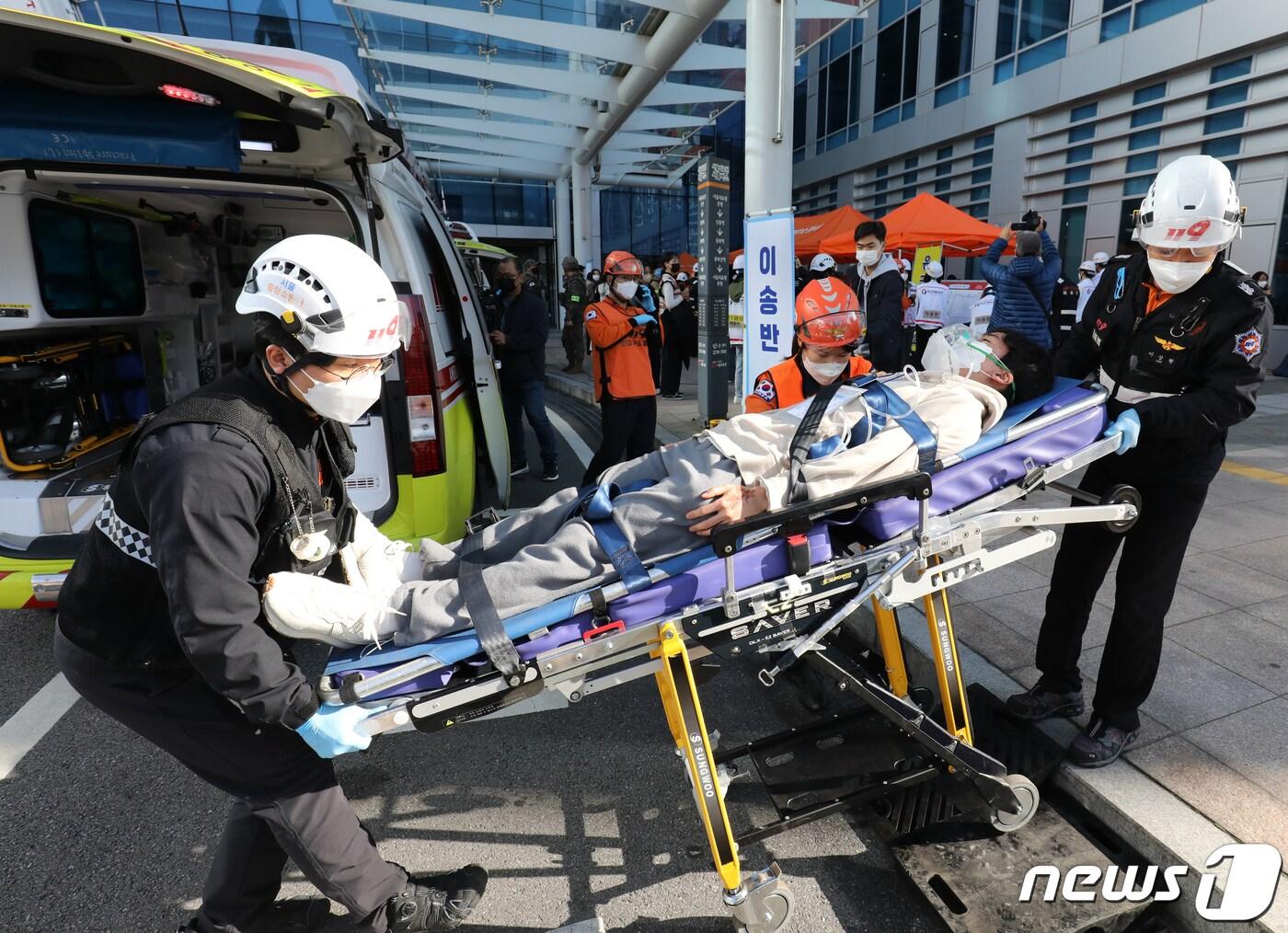 본문 이미지 - 23일 오후 서울 중랑구 서울의료원에서 열린 '재난대응 안전한국훈련'에서 소방대원들이 인명구조 훈련을 하고 있다. 2022.11.23/뉴스1 ⓒ News1 송원영 기자