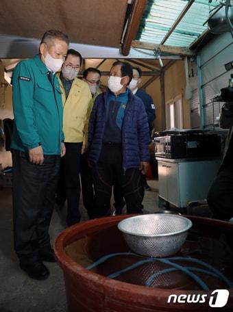 본문 이미지 - 이상민 행정안전부 장관이 지난 11월23일 남부지방의 가뭄으로 제한 급수가 시행되고 있는 전남 완도군 금일도를 방문해 마을 주민을 위로하고 있다. 2022.11.23/뉴스1 ⓒ News1 이수민 기자