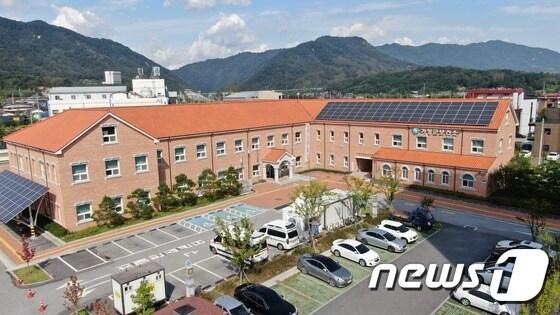 본문 이미지 - 거창군은 코로나19 확진자 증가 추세에 따라 ‘코로나19 동절기 2가 백신 집중 접종기간’을 내달 18일까지 운영한다. 사진은 거창군보건소 전경