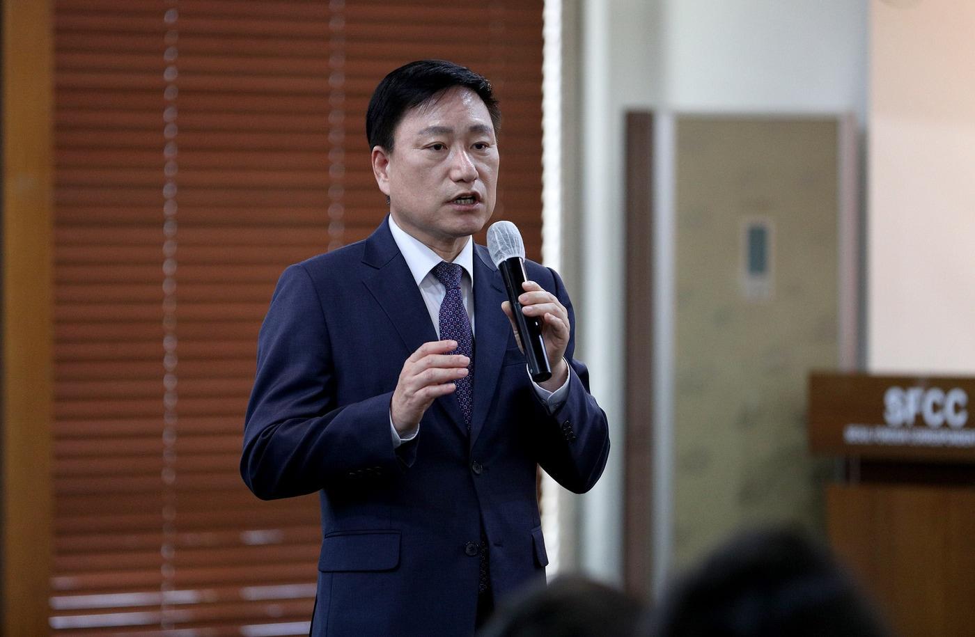 본문 이미지 - 23일 과학기술정보통신부 우정사업본부는 서울 중구 프레스센터에서 기자간담회를 열고 내년부터 오는 2027년까지 전국 400여곳 우체국을 재건축한다고 밝혔다. 사진은 이날 간담회에서 손승현 우정사업본부장이 발표하는 모습 (우본 제공)