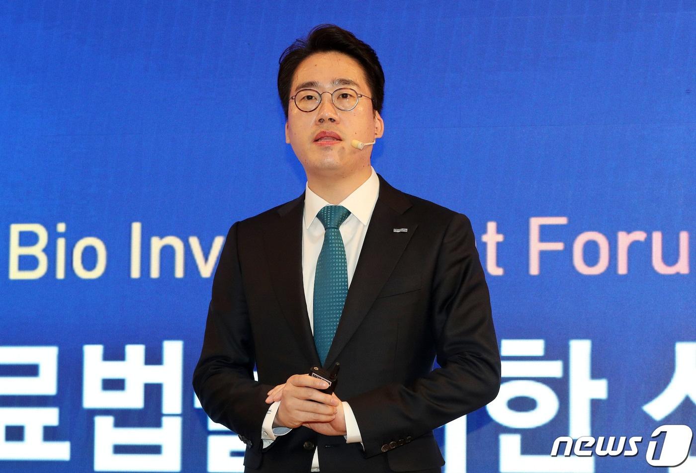 본문 이미지 - 강태진 레나임 대표가 23일 서울 소공동 롯데호텔에서 열린 '글로벌바이오투자포럼 2022'(GBIF 2022)에서 기업IR을 하고 있다. 올해로 6회를 맞이한 이번 행사는 '새로운 치료법을 위한 신약 플랫폼'을 주제로 민영 종합뉴스통신사 뉴스1과 한국생명공학연구원, 국가생명공학정책연구센터가 공동주최하고 과학기술정보통신부, 식품의약품안전처, 기초과학연구원(IBS) 후원으로 열렸다. 2022.11.23/뉴스1 ⓒ News1 박세연 기자