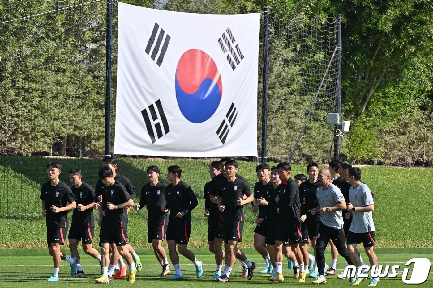 2022 카타르 월드컵 한국-우루과이 경기를 하루 앞둔 23일, 대한민국 축구 국가대표팀이 도하의 알 에글라 훈련장에서 훈련 하고 있다. 2022.11.23/뉴스1 ⓒ AFP=뉴스1 ⓒ News1 김민수 기자